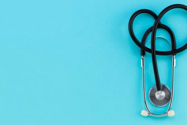 Mavi arka planda steteskop. Kopyalama alanı olan üst görünüm