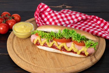 Hardallı, domatesli ve marullu sosisli sandviç..