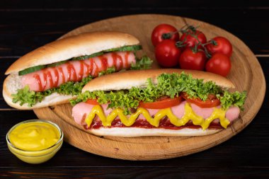 Hardallı, domatesli ve marullu sosisli sandviç..