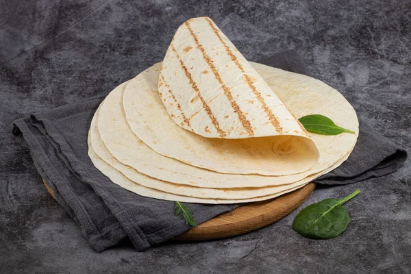 Montón Tortillas Maíz Sobre Fondo Oscuro Comida Mexicana —  Fotos de Stock