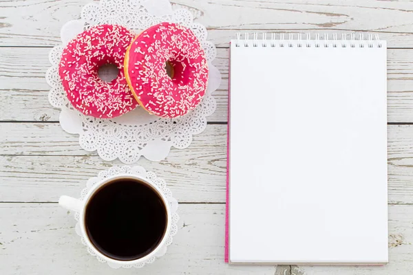 Donuts Koffie Leeg Notitieboekje Een Witte Houten Ondergrond Vrouwelijke Werktafel — Stockfoto