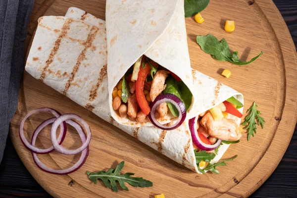 Mexické Burrito Kuřetem Pepřem Fazolemi Horní Pohled — Stock fotografie