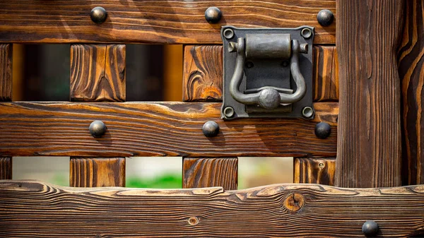 Dřevěná Brána Tepanými Železnými Prvky Zavřít — Stock fotografie