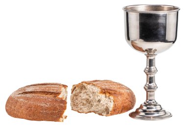 Beyaz arka planda şarap ve ekmek bulunan kutsal komünyon kadehi..