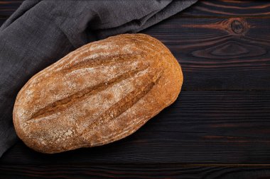 Ahşap masa arkasında pişmiş ekmek. Üst görünüm.