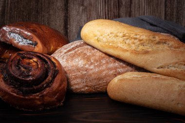 Ahşap masa üzerinde ekmek ve baget..