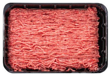 Beyaz arka planda izole edilmiş siyah plastik bir kapta çiğ et..