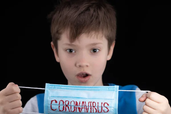 Coronavirus Çocuğun Elinde Siyah Arka Planda Coronavirus Yazılı Tıbbi Bir — Stok fotoğraf