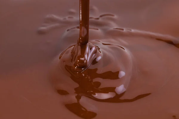 Erimiş Çikolata Kıvrımlı Arka Plan Sıvı Çikolata Yakın Plan — Stok fotoğraf