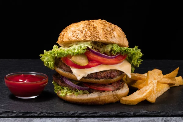 Big Burger Frytkami Ciemnym Tle — Zdjęcie stockowe