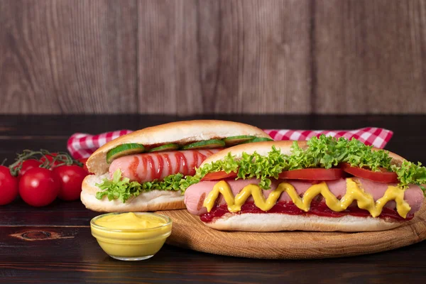 Hot Dog Musztardą Pomidorem Sałatą Drewnianym Tle — Zdjęcie stockowe