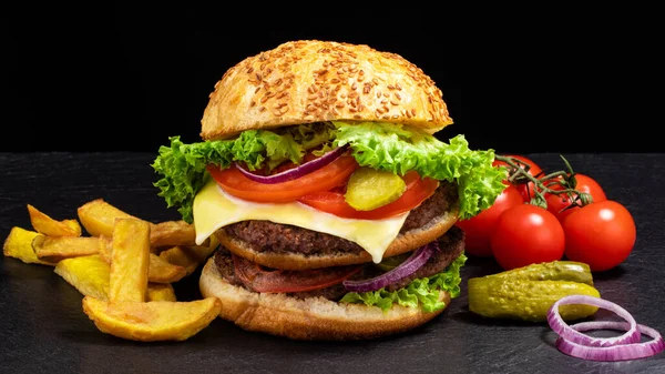 Big Burger Frytkami Ciemnym Tle — Zdjęcie stockowe