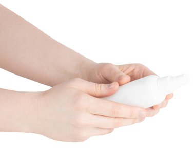 Elinde antibakteriyel sprey olan şişe beyaz arka planda izole edilmiş..