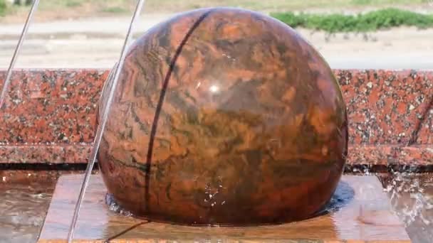 Μια Στρογγυλή Μπάλα Μια Πέτρα Περιστρέφεται Πάνω Στο Νερό — Αρχείο Βίντεο