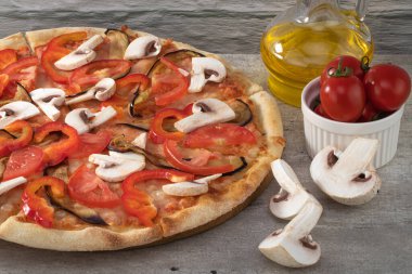 Patlıcan ve domates mantarlı vejetaryen pizza..