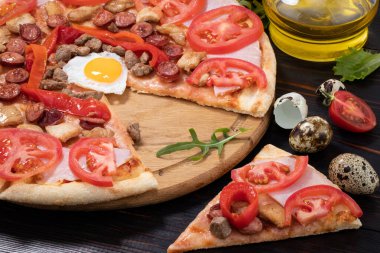 Yumurtalı, jambonlu, etli ve domatesli pizza..