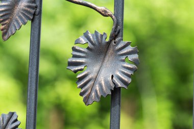 Demir kapılar, süs eşyası döşemeleri, sahte elementler..