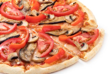 Beyaz arka planda izole edilmiş patlıcanlı ve domates mantarlı pizzacı..