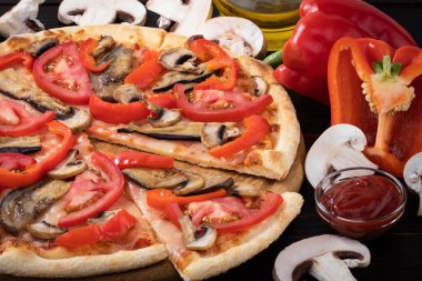 Patlıcan ve domates mantarlı vejetaryen pizza..