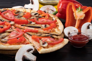 Patlıcan ve domates mantarlı vejetaryen pizza..