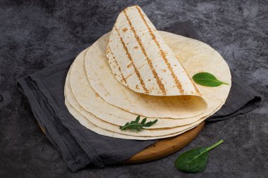 Koyu arkaplanda mısır tortillası yığını. Meksika yemeği.