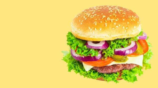 Φρέσκο Νόστιμο Burger Απομονώνονται Κίτρινο Φόντο Αντιγραφή Χώρου — Φωτογραφία Αρχείου