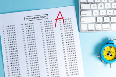 Final sınavı mavi arka planda kırmızı kalemle A + olarak işaretlendi, üst görünüm.