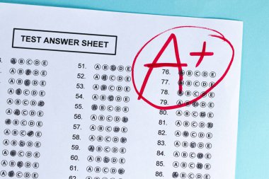 Final sınavında kırmızı kalemle A + işaretlenmiş..
