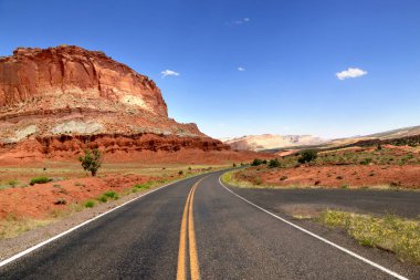 Capitol resif Milli Parkı, Utah, Amerika üzerinden yol