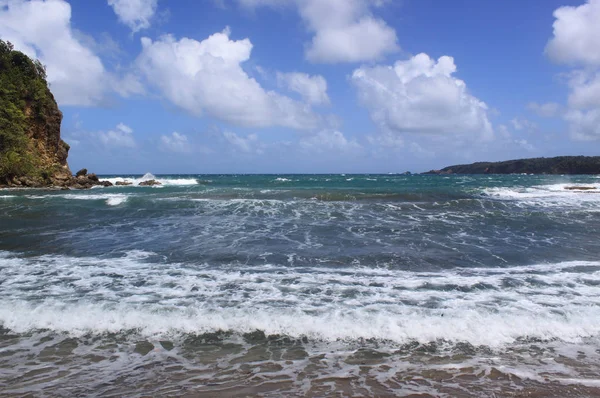 Zdalnym plaży z czarnym piaskiem i błękitne niebo. Ocean Atlantycki, Dominika, Karaiby — Zdjęcie stockowe