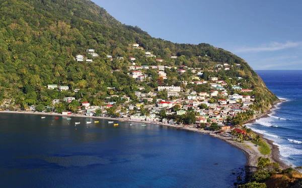Rybářská vesnička v Dominice, Karibské ostrovy Scotts hlavu Dominika je rybářská vesnice v Domica, karibský ostrov — Stock fotografie