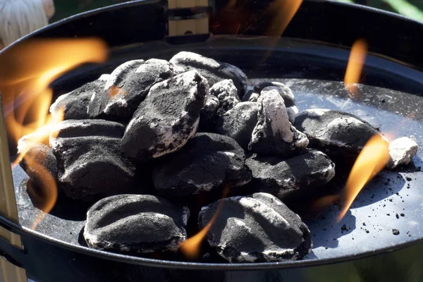 Угольные брикеты с пламенем — стоковое фото