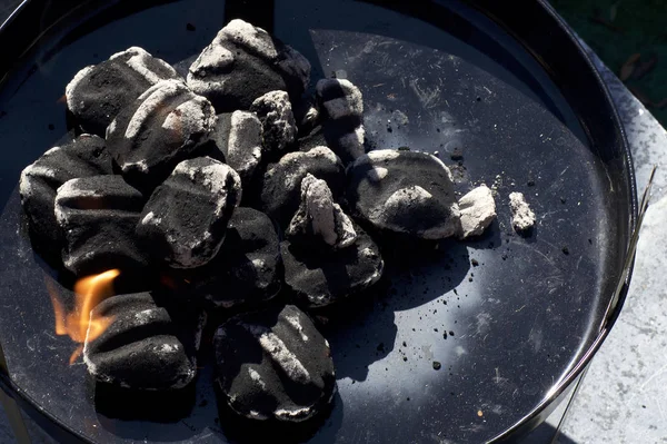 Briquetas de carbón en barbacoa pequeña — Foto de Stock