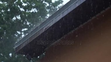 Çatıdan aşağı dökülen yağmur