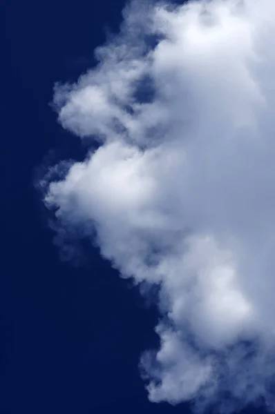 Bellissimo sfondo nuvola blu e bianco — Foto Stock