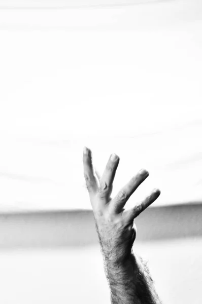 Високий ключ зображення руки чоловіка, що досягає місця з копіюванням — стокове фото