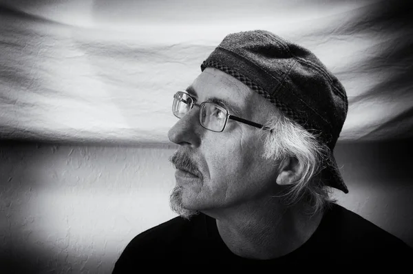 Black and white profile of man with glasses looking up — Stock Photo, Image