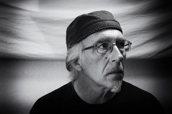Černobílý tříčtvrteční portrét muže s brýlemi a vousem — Stock fotografie