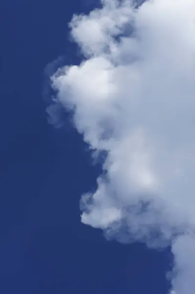 Sfondo verticale nuvola blu e bianco — Foto Stock