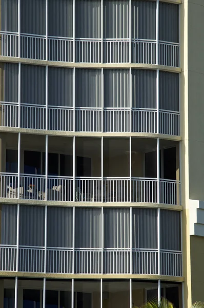 Vacíos balcones curvados proyectados florida — Foto de Stock