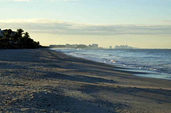 Bonita strand med naples florida i bakgrunden — Stockfoto