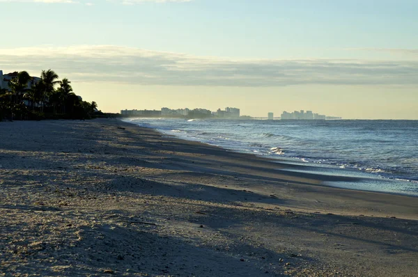 Bonita pláž s naples florida v pozadí — Stock fotografie