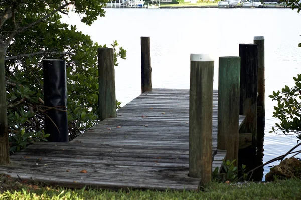 Short old wooden pier leading to bay — Stock Photo, Image