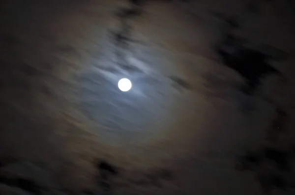 Lună plină strălucitoare cu nori în mișcare rapidă — Fotografie, imagine de stoc