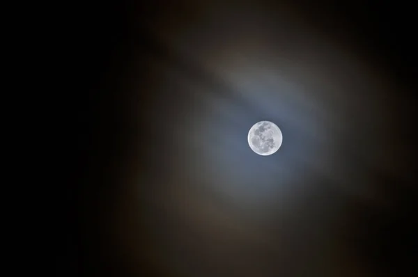 Szczegółowa jasna pełnia księżyca z cienkimi, szybko poruszającymi się chmurami — Zdjęcie stockowe