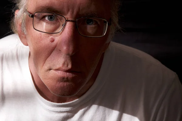 Mannelijk gezicht met bril wit t shirt — Stockfoto