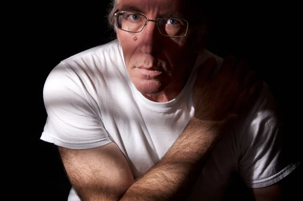 Mužský obličej s brýlemi bílá tričko s rukou na rameni — Stock fotografie
