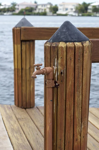 Wasserhahn im Freien am Bootssteg — Stockfoto