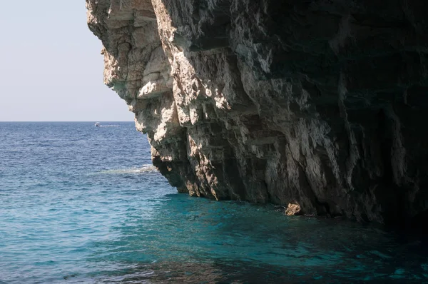 Grotta di mare sull'isola — Foto Stock