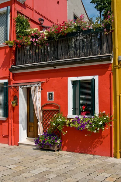 Buntes Haus mit Blumen — Stockfoto